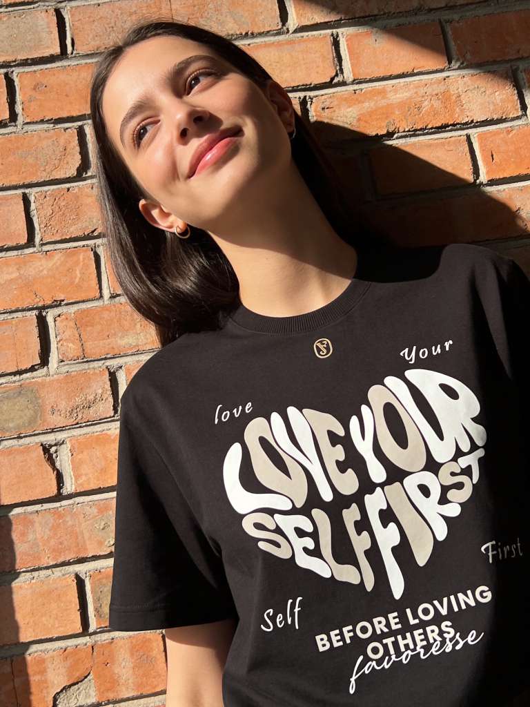 T-Shirt Feminina Oversized - Love Yourself